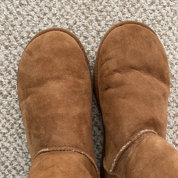 Used Women’s UGGs, great condition! No snow, water, or salt damage. Size W10 - Picture 3 of 5